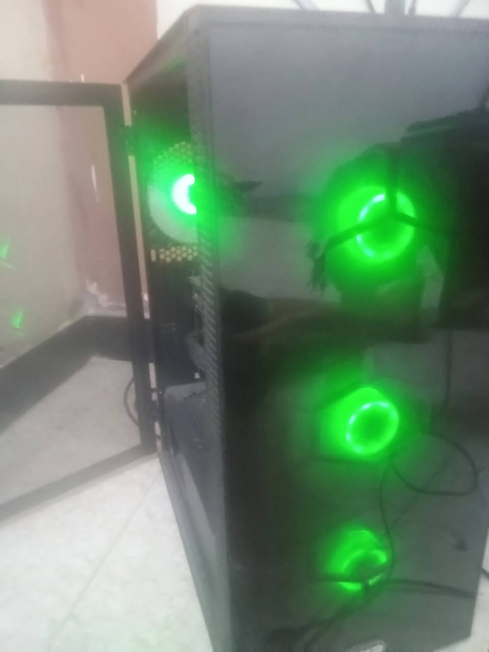 شون الشباب الطيبه مثل ما موضح بالصوره دزاين الpc  
والمواصفات مع كارت 2060 سوبر.. 8 كيكا
متواجد خاص واتس ساب ***********
تجميعه مرتبه وما بيها اي مشاكل تجي تفحص وع راحتك واني بخدمتك عنوان بغداد

