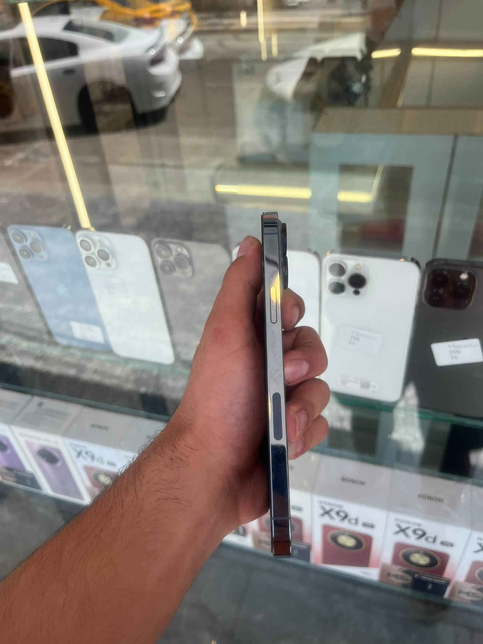 سلام عليكم آيفون للبيع 13برو ماكس سعر750 وبي مجال شي قليل مكان تكريت الجمعيه تواصل *********** تصال واتساب***********

نص مكتوب في الصور:
- ١٢:٣٧
- حالة البطارية والشحن
- كما هو الحال مع البطاريات القابلة لإعادة الشحن، بطارية الهاتف قابلة للاستهلاك وتصبح أقل فاعلية مع الوقت. معرفة المزيد...
- ٨٥٪
- الحد الأقصى للقدرة
- هذا قياس لقدرة البطارية مقارنة بقدرتها عندما كانت جديدة. قد تتسبب القدرة المنخفضة بتقليل ساعات الاستخدام بين عملية الشحن والأخرى.
- أقصى قدرة للأداء
- ستساعد الأنظمة المضمنة في النظام والمكونات في تخفيف آثار الأداء التي قد تلاحظها أثناء التقدم الكيميائي في عمر بطارية iPhone.
- شحن البطارية المحسن
- للحد من استنزاف عمر البطارية، يتعلم الـ iPhone من عادات الشحن اليومية، بحيث ينتظر ولا يتجاوز ٨٠٪ حتى يحين موعد حاجتك إلى استخدامه.