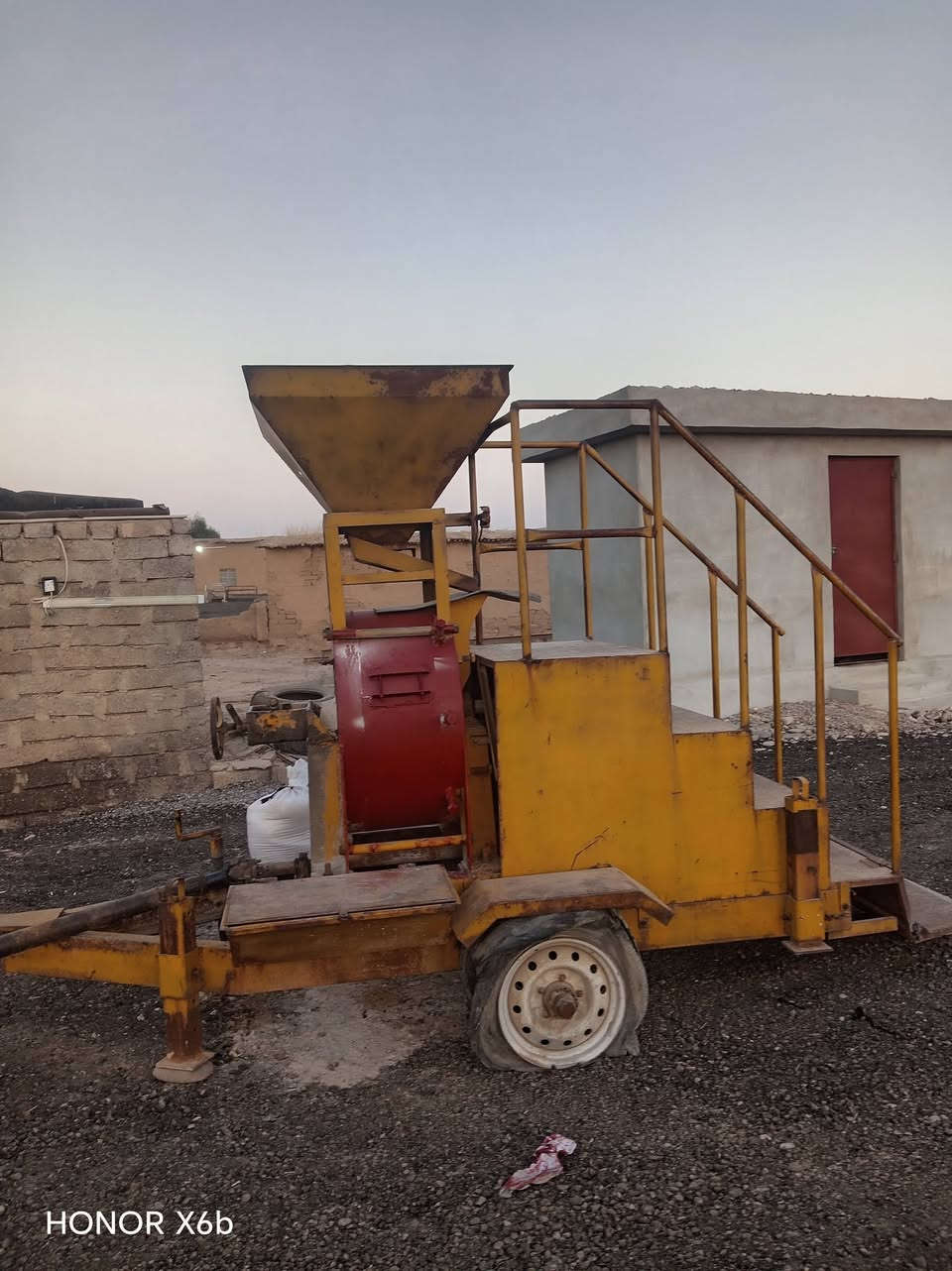 السلام عليكم للبيع طاحونه حجم 30 العنوان مفرق كياره
*********** /***********

نص مكتوب في الصور:
- HONOR X6b