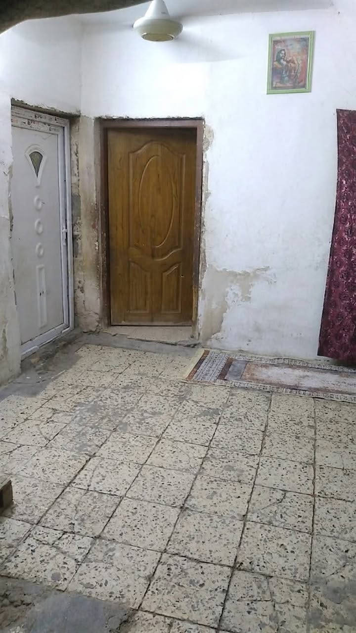 بيت للبيع مساحه 100م مربع 
ب110 ومطلوب للمصرف 20 وبي مجال قابل للتفاوض
يحتوي :
استقبال 
صاله 
غرفه 
مطبخ
صحيات

الطابق الثاني يحتوي :
غرفه +صحيات 

الموقع /الجته 
شارع تبليط وكافه الخدمات 

للستفسار //***********
