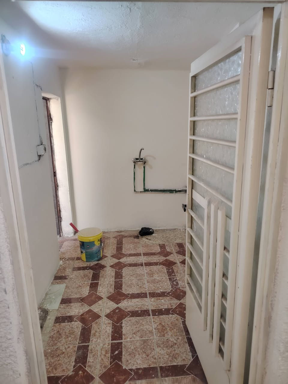 بيت للأيجار طابق ثاني يحتوي على غرفه جبيره 7X6 مع حمامين شرقي وغربي و مطبخين حار بارد للاستفسار التواصل على الواتساب ***********
