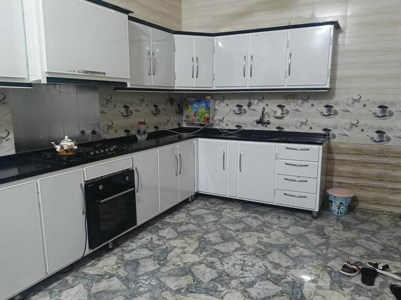 دار طابو  صرف للبيع ١٠٠ متر طابقين يتكون
الطابق الأول كونكريت 
غرفه وصاله واستقبال ومطبخ وصحيات
الطابق الثاني
غرفتين وصاله وصحيات
عرض الشارع تقريبا ٨ متر
الواجهه ٥ونص
موقع البيت بالضبط
حي العسكري شارع السايدين قرب مركز الشرطه وجامعة العين السعر ١٤٥  للاستفسار واتساب  ***********

