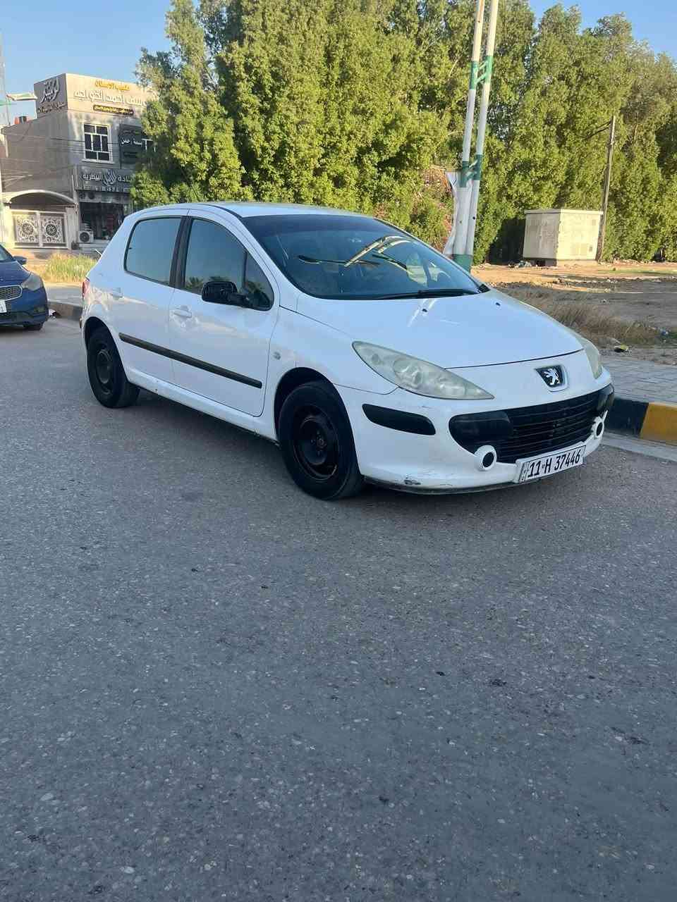 للبيع بيجو فرنسي 307. موديل 2006
 بدون صبغ  محرك 1600 
كير أوتوماتيك   تبريد ثلج ❄️
رقم بغداد أنكليزي الجديد 
داخل نضيف كهربائيات كلها شغالة
تحكم مريا كهرباء 
جام الأمامي كهرباء اوتو 
تحكم عدسات الانارة 
شاشة اصلية
حساسات خلفية 
تحكم شفتات اتصال وموسيقى 
باتري جديد  السيارة وضع البلاد بدون جطل ولا ايشي 
السعر ٥٥$ وبي مجال  العنوان حلة_ الكرامة
***********
