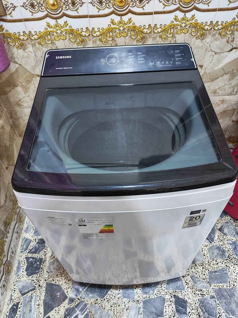 السلام عليكم، عندي غسالة للبيع بحالة كسر زيرو (أخت الجديدة)، مستخدمة شهر واحد فقط.
السعر: 500,000
 دينار عراقي (وبيها مجال بسيط للشراي الجاد).
​الموقع: بغداد - الدورة البوعيثة.
​رقم التواصل: ***********
​مواصفات الغسالة:
​الماركة: سامسونج (SAMSUNG) أصلية.
​النوع: فول أوتماتيك فتحة علوية مع باب زجاجي وشاشة تحكم ديجيتال.
​المحرك: ديجيتال إنفرتر (Digital Inverter) موفر جداً للكهرباء وبصوت هادئ.
​الضمان: ضمان 20 سنة على المحرك.
​التقنيات: تدعم تقنية EcoBubble للغسيل بالفقاعات، مع برامج غسل وتنشيف متعددة وكفاءة طاقة عالية
