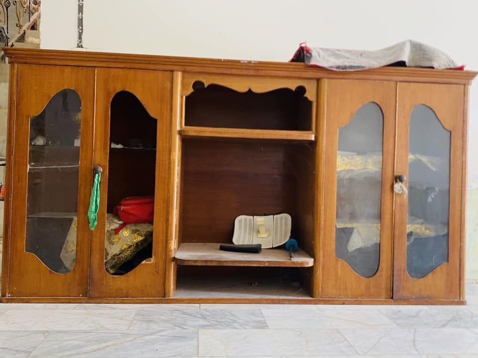 السلام عليكم اخوان معرض للبيع 
الارتفاع (125 متر وربع )
و العرض (240 مترين ونص اله عشر سنتمترات)
هذا تزگام قديم الخشب الثقيل الاصلي لامضروب ولا مكسور 
السعر 110 وبي مجال
***********
