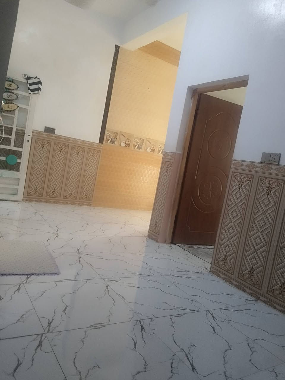 متوفر مشتمل للبيع مساحته 60 متر مربع طابقين تحفه البيت وسعره جوه السوك بلاش لغرض ظرف خاص السعر 52 
جنس العقار طابو صرف سند 25 قرار محكمه   منطقه البوبيات خلف اسواق برتقاله

متواجد واتساب وأتصال ***********
