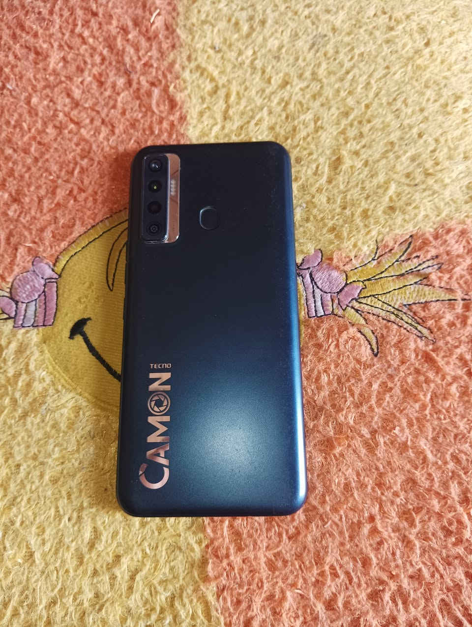 انطيني سعر   وتجي تأخذه من كرمه بني سعيد 
اسم الجهاز والطراز: TECNO CAMON 17 / الطراز TECNO CG6j.
المعالج: Helio G85.
الذاكرة والرام: 128GB تخزين مع 6GB رام.
نظام التشغيل: Android 12 بواجهة HiOS V8.5.0.
الكاميرات: 48MP خلفية و 16MP أمامية. دقة الشاشة: 720 \times 1600 بكسل.
سعة البطارية: 5000mAh.
رقم الإصدار: CG6j-H696XYZA. 
للعلم اكو خط بشاشه بس الشاشه مابيه شي ولا شخط هاء ضوه عاكس  للتفاوض ***********.     انت تجي تأخذه 
كرمه بني سعيد

