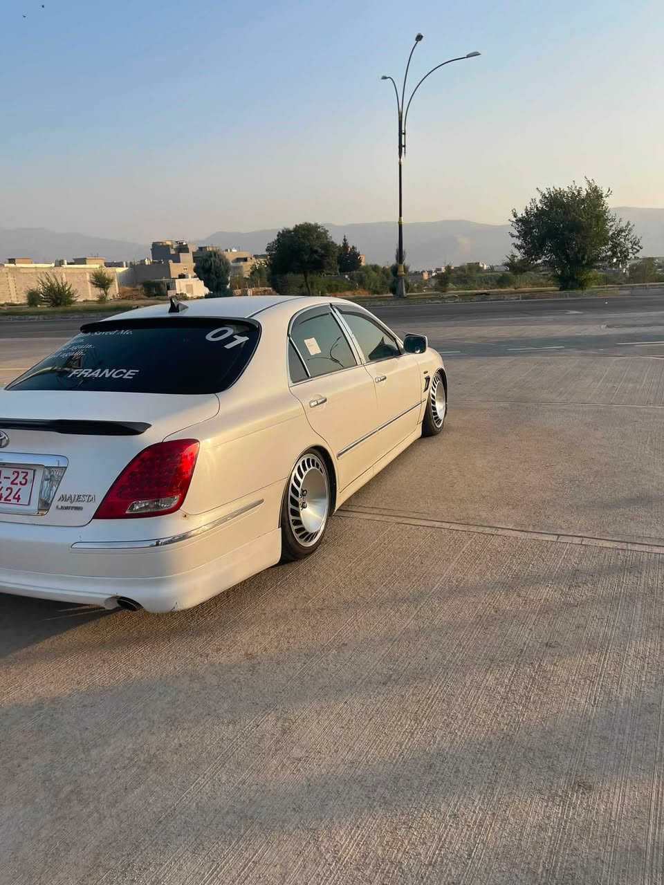 سەرەتا بەناوی خوای گەرە
ماجێستا ٢٠٠٥ موس ٥ دوگمەی فول 
کوشن جڵد و ٤ کوشن هیتەر 
سڵاید 
پەردە
تەبرید مەرکەزی
سەلاجە 
 سەیارەکە ٣ پارچەی ئەوروپای بۆیاخە 
بێدەعم و بێ لێدراوی
دەبڵەکانی بەدڵی خۆت بەرزو نزم کە
گێڕوو مەکینە مەزبووت
سەیارەکە  کۆدە کۆدەکەی بەناوی خۆمەوەیە
شتی پاتاڵ نیە لەگەڵ ڕێزم 
لا ڕوبەرو جوانتر نەبو حەق بەتۆ بێ 
سەیارەکە بەبێ فەحس نافرۆشم 
موشتەری لەسەر سەرو چاوت دادەنێم 
*********** واتسئەپی لەسەرە لەمەسنجەریش جواب دەدەمەوە
