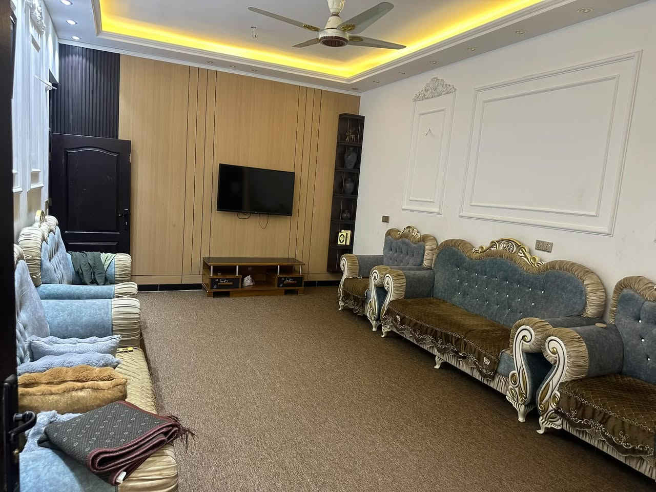 السلام عليكم بيت 200 متر بل بلديات تقاطع الكهرباء  زراعي  كراج استقبال  كلدور صاله درج مدور غرفه نوم كبيره مطبخ مناور  عدد 2حمام كبير وخدمات صاله 
 الطابق الثاني 4 غرف نوم   وحمام وتواليت بالكون 2 سطحين للبيع 
الاتصال ***********
