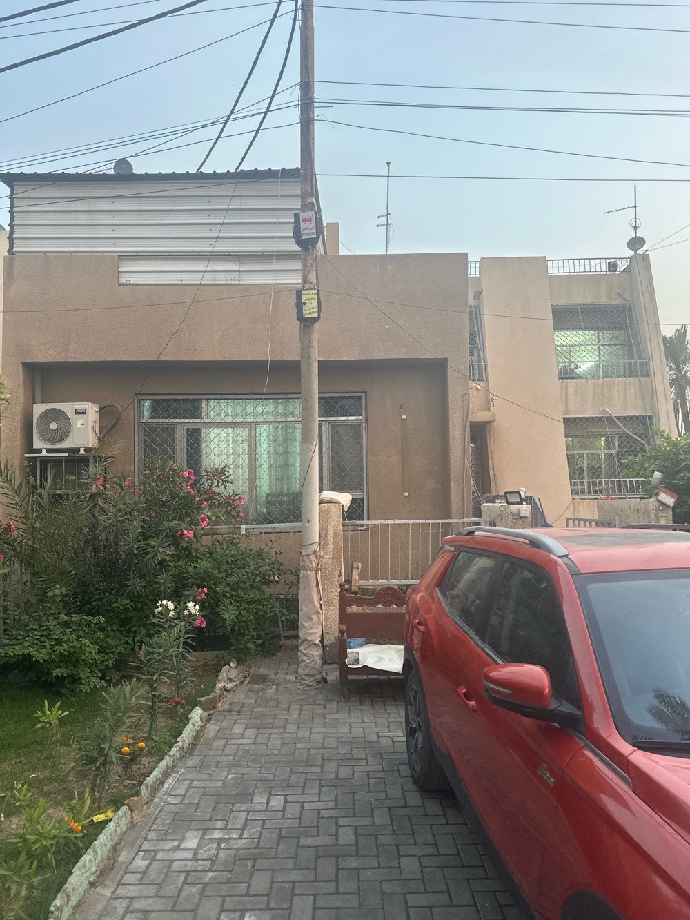 فرصة استثمارية استثنائية للبيع في الكاظمية - شارع المحيط (ركن)

المساحة: 354 متر مربع (سند ملكية صرف - طابو).
الأبعاد: واجهة عريضة 13.6 متر × عمق 27.90 متر.
مميزات: موقع ركن مميز جداً، ممتاز للتقسيم إلى عقارين أو لبناء مشروع سكني/استثماري راقٍ

الموقع: الكاظمية - شارع المحيط.
للتواصل والمعاينة: [***********]
شنو نوع العقار بالضبط: دار سكني، عمارة، لو قطعة أرض بيها بناء حالي؟ وشكد عدد الطوابق/الوحدات الموجودة هسه؟: 
عمارة / ٣ طوابق / ٤ شقق
من ناحية الموقع، شنو أقرب معلم أو تقاطع معروف داخل شارع المحيط؟ وهل الشارع عام لو فرعي وشنو عرض الشارع تقريباً؟: 
معمل الفتح للبطانيات - على الشارع العام ( المحيط ) او فندق الكناري 
شنو حالة البناء الحالي؟ قديم لو متوسط لو جيد، وبي مشاكل تحتاج تصليح أو ترميم مثل الرطوبة أو الشقوق أو السقف؟: 
قديم 
هل السعر نهائي لو قابل للتفاوض؟ وشنو سبب البيع؟: 
قابل للتفاوض 