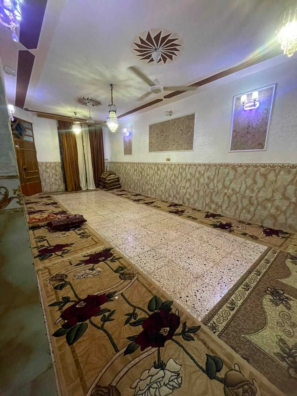 السلام عليكم
بيت طابو صرف
مساحة 300 متر 
ألبيت طابقين 
الطابق الاول 
يحتوي على 
استقبال - هول -مطبخ - صاله - غرف 2 -حمام داخلي وخارجي - تواليت 2 - حديقة - كراج كبير 

الطابق الثاني 
يحتوي على 
صاله - غرف 2 - حمام 

مكان البيت التاجي الحماميات 
الاستفسار الاتصال على الرقم 

‭***********‬
