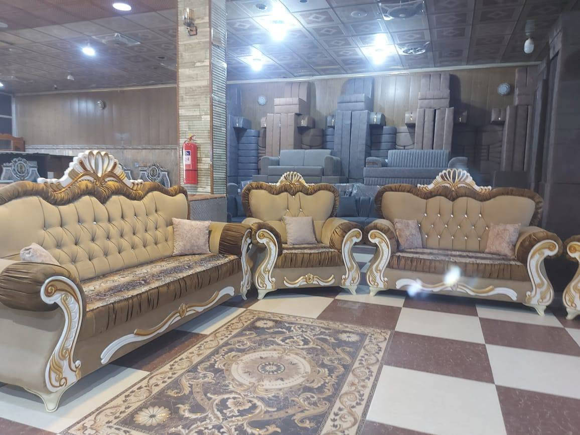 معرض الزهور للأثاث 
السلام عليكم اخوان متوفر تخم ملكي مستخدم ونظيف جدا 10 مقاعد كل تخم 
العنوان الرمادي منطقه 5 كيلو على شارع 100 قرب مطعم 🍴 هيوا لكردي 
للاتصال ***********
