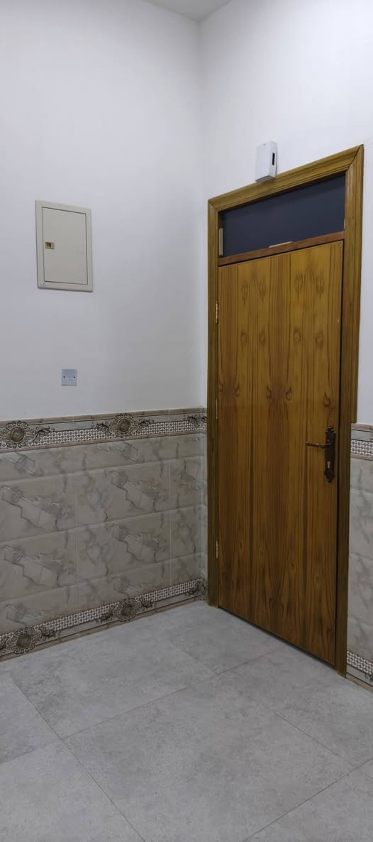 دار للبيع المساحه 100 متر بناء حديث الطابق الأول كامل  والطابق الثاني هيكل غير مسقف في حي الفداء نهاية شارع أبو لبنان قرب المدارس الجدد السعر 85 مليون للأستفسار الاتصال على الرقم ***********
