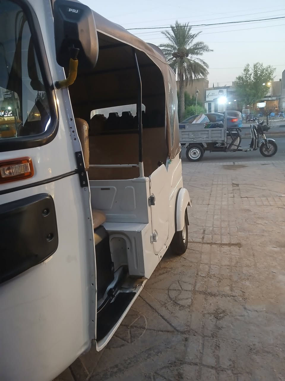 السلام عليكم تكتك 2022ابيض مرقم رقم عربي سنويه بسمي معمره دوسات وبيه ماشه السعر ٧ونص وبيه مجال مابولشه وبيه هاي الدوسه رجعته حار الرقم ***********
