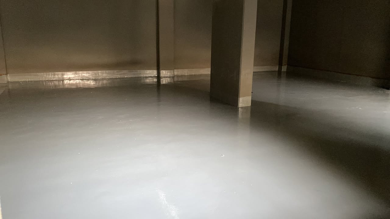 🏗️ بيتك أمانة.. احمهِ من الرطوبة والحرارة للأبد! 🏗️
هل تعاني من مشاكل تسرب المياه أو الحرارة العالية؟ الحل ليس مجرد "صبغة"، الحل هو نظام البولي يوريثان المتكامل الذي نقدمه لكم بأعلى المعايير الهندسيّة.
نحن لا نضع المادة فحسب، بل نتبع خطوات علمية دقيقة تضمن لك عزلاً يدوم لسنوات:
🛠️ منهاجنا في العمل (خطوات الإتقان):
1. التنظيف الشامل: إزالة كافة الأتربة والشوائب لضمان تماسك المادة.
2. حف "الكوسرة": تسوية السطح وفتح المسامات لضمان التصاق المادة بالخرسانة.
3. الغسل الأول: إزالة الغبار الناتج عن الحف.
4. معالجة التشققات: ترميم وتصليح كافة الفطور والتشققات بمواد إنشائية خاصة.
5. عزل التوصيلات: عزل دقيق لأنابيب السبالت والمجاري لمنع أي تسريب مستقبلي.
6. الغسل النهائي: التأكد من نظافة السطح بنسبة 100% قبل البدء.
7. طبقة البرايمر (Primer): طبقة الأساس لتعزيز الالتصاق ومنع الرطوبة.
8. المادة النهائية (Polyurethane): تطبيق الطبقة العازلة التي تحمي من مياه الأمطار وأشعة الشمس الحارقة.
9. فحص العزل بالماء بمدة لاتقل عن 24 ساعه حتى نضمن لك العمل 100‎%‎
✨ لماذا تختار "المهندس للعزل والترميم"؟
✅ خبرة ميدانية في كبرى مشاريع البنى التحتية.
✅ استخدام أجود المواد العالمية.
✅ دقة في المواعيد وإتقان في التفاصيل.
✅ ضمان حقيقي وراحة بال طويلة الأمد.
📞 للاستفسار والحجز، تواصل معنا الآن:
[***********]
📍 أربيل وكافة المناطق المجاورة
المهندس للعزل والترميم.. القوة في الأداء، والضمان في التنفيذ.
