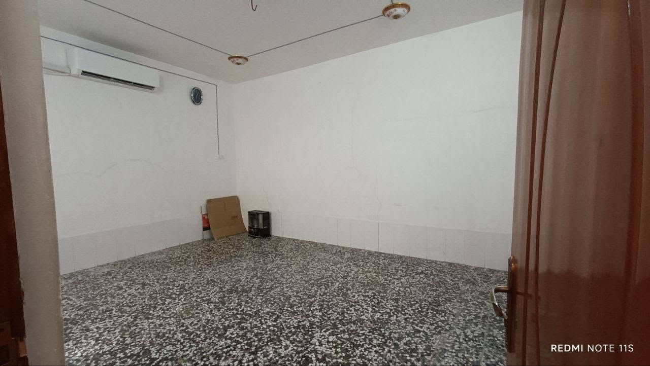 بسم الله الرحمن الرحيم
#بيت_للبيع 

العنوان📍 البراكية شارع علكم قرب مدارس آيات الرحمن 
طابو زراعي بي مكاتبة مع مالك الارض مع صورة لسند الارض
المساحة 125م واجهة 8.35 نزال 15 غرفة و استقبال ومطبخ وصالة  مفتوحة على البيتونه كبيرة تحتوي على مخزن و حمام داخلي و خارجي أيضاً و مكشوفة 
💸السعر 43 مع المجال .
التواصل مع  الرقم ***********

نص مكتوب في الصور:
- REDMI NOTE 11S
