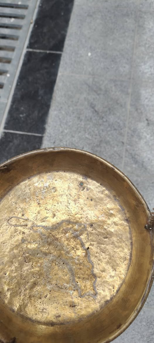السلام عليكم
ميزان قديم اوربي على الاغلب نحاس بالكامل مختم حجم كبير  كما موضح بالصور  اكتب تم. يصلك السعر او تواصل وات ساب ***********
