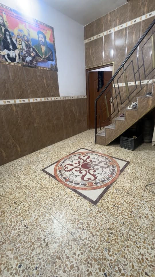 بيت للبيع مساحة ١٠٠ متر بلديه
في حي العامل المنطقه الاخيره قريب جدا من مول الباقر التجاري مكان نظيف شوارع تبليط  يحتوي ع استقبال مطبخ صاله غرفه نوم  صحيات داخليه وخارجيه  والطابق الثاني يحتوي ع غرفه نوم 

للاستفسار***********
