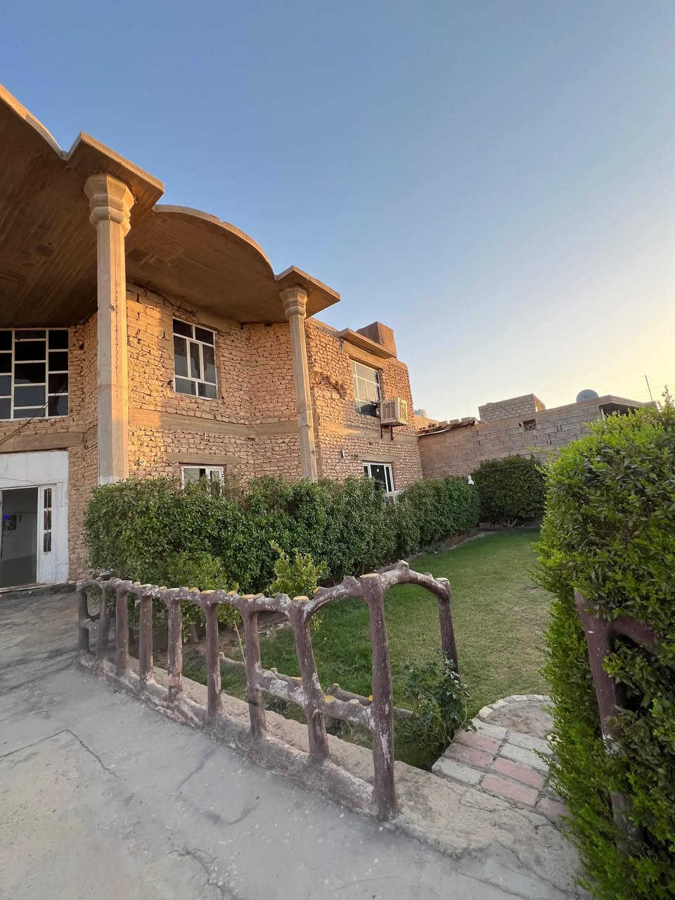 بيت طابقين ركن مساحة ٦٢٠ متر مفوض للطابو معاملة كاملة 📍 ٥كيلو خلف جامع الشهداء 
متكون من ٥ غرف  وصحيات ٣ داخلي وخارجي 
مطبخ واسع 
بناء حجر  يحتوي على حديقة ٢٠٠ متر وكراج جبير 
للاستفسار :***********
