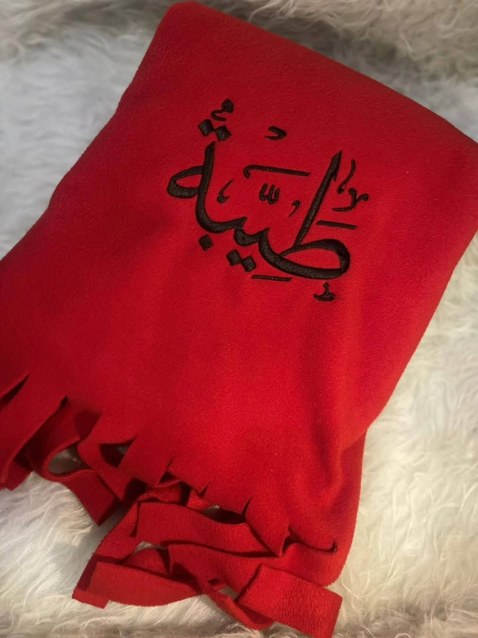 السلام عليكم بنات حبيباتي جديدة اني أشتغل تطريز جملة ومفرد...(أسماء) (ونقشات دشاديش) (وشحات كلية)) (وأسكارفات) (ويلكات) (عبايات) عمل موحد تطريز بأجمل الالوان والخيوط ولا غلطة 
#تطريز_اسماء #تطريز #تطريز_حسب_الطلب #تطريز_دشاديش 🪡❤️🧶 @الجميع
