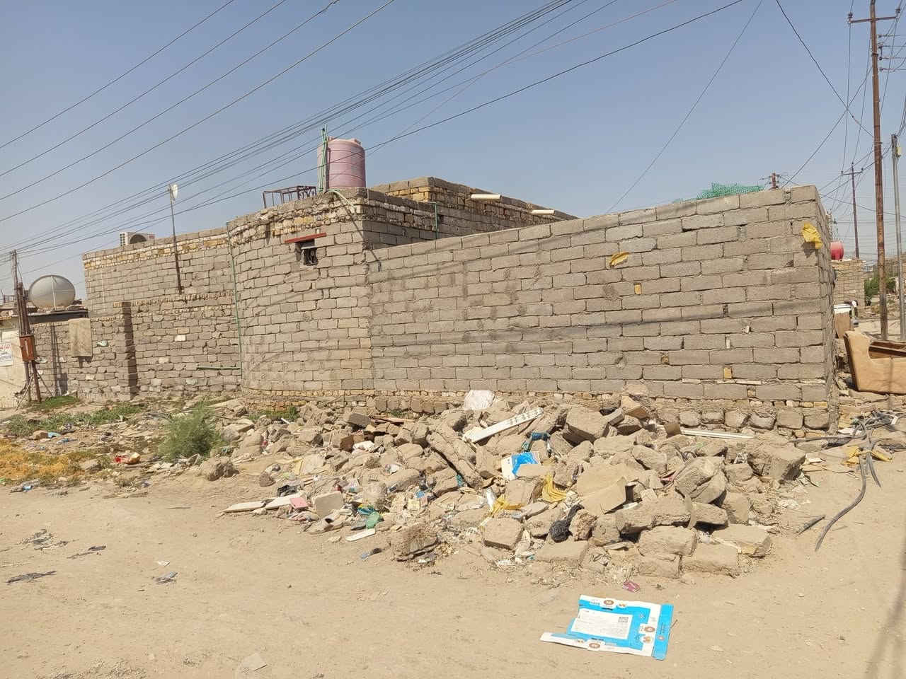بيت للبيع مساحته250 في الناصريه صوب الشاميه المنصوريه بلسايدين تجاوز ع الشارع سعر خاص و الاستفسار واتساب او ع هاذه رقم ..***********
