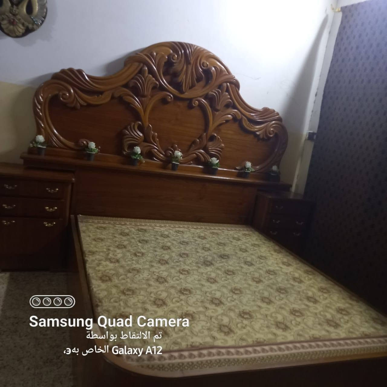 غرفة نوم • تخت • ميز تواليت