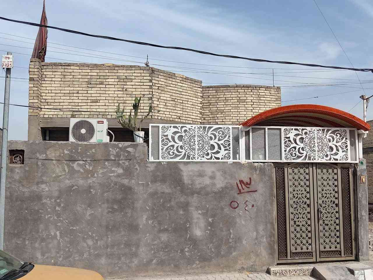 سلام عليكم بيت طابق ونص مساحته 160متر موقعه حيطارق الوصط بين القديم ولوصط بنص قرب سنتر حيطارق بيت يحتوي ٣غرف وصاله جبيره ومطبغ ومنورين واستقبال وحمام وصحيات تاخلي وخارجي وتواليت ولكراج البيت بناه جديده حديث طابوك جمهوري لبيت رفت مجاري تبليط لفرع ورصيف ومقرنص مي خطين لبيت صاير عله شارعين تبليط الوصط والقديم سعر95وبي مجال ***********
