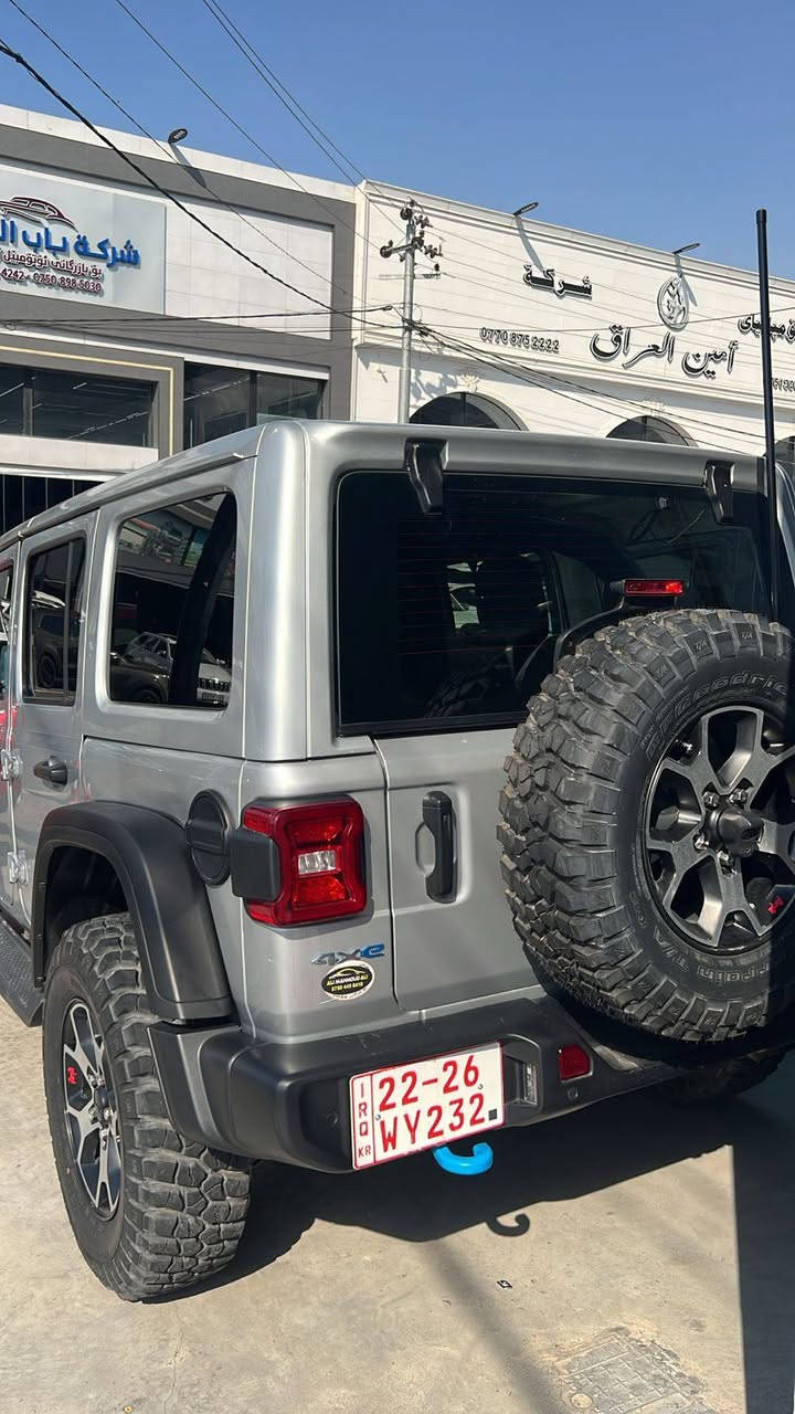 :
للبيع | جيب رانجلر 2024 4xe Plug-in Hybrid
صوره حادث موجود داخل منشور
رقم مؤقت تترقم شمالي. سعر 245$
✅ موديل: 2024
✅ محرك بنزين تيربو 2.0 لتر + محرك كهربائي (هايبرد قابل للشحن)
✅ القوة الإجمالية: 375 حصان
✅ عزم دوران: 637 نيوتن.متر (470 lb-ft)
✅ ناقل حركة أوتوماتيك 8 سرعات
✅ دفع رباعي (4×4) دائم
✅ بطارية ليثيوم أيون قابلة للشحن بسعة 17.3 kWh
✅ إمكانية القيادة على الكهرباء فقط لمسافة تقارب 35 كم (حسب ظروف القيادة)
✅ يشحن بالكهرباء أو يعمل على البنزين، ويمكن استخدام النظامين معًا.  

المواصفات:

* شاشة معلومات وترفيه 12.3 إنش
* دعم Apple CarPlay وAndroid Auto
* كاميرا خلفية
* مثبت سرعة
* تشغيل بصمة
* مقاعد مريحة مع تدفئة (حسب الفئة)
* مكيف أوتوماتيك
* جنوط ألمنيوم
* إضاءة LED أمامية وخلفية
* نظام اختيار أوضاع القيادة
* نظام مانع الانزلاق والثبات الإلكتروني
* وسائد هوائية متعددة
* حساسات أمامية وخلفية (حسب الفئة)
50 الف كيلو متو ماشيه
سياره باب سايق سبوغ
بابين سكن مبدل بيلادي
سياره فقط واحد قطعه سبوغ
031C4RJXP64RW148427
رقم صاحب سياره  *********** وتصاب موجود
