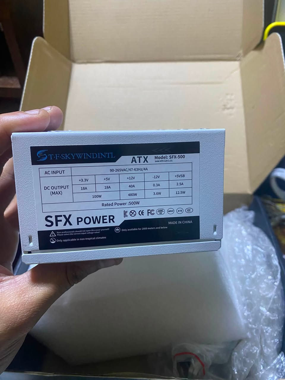 T.F.SKYWINDINTL، موديل SFX-500. باور سبلاي 

المواصفات الفنية:
القدرة الاسمية (Rated Power): 500 واط.
خط الـ 12V+ الرئيسي: يوفر 40 أمبير بقدرة تصل إلى 480 واط.
المقاس/الحجم: حجم صغير من نوع SFX مخصص للكيسات الصغرى (Mini-ITX / Small Form Factor).
نطاق الفولتية: يدعم الإدخال من 90V إلى 265V (وملصق خلفي يشير لجهد 220V).
التبريد: مروحة تبريد داخلية مزودة بحساس حراري لتعديل السرعة أوتوماتيكياً وتقليل الضوضاء.  السعر 45 وبي مجال *********** واتس اب. متوفر توصيل ايضا عنواني الشعب
