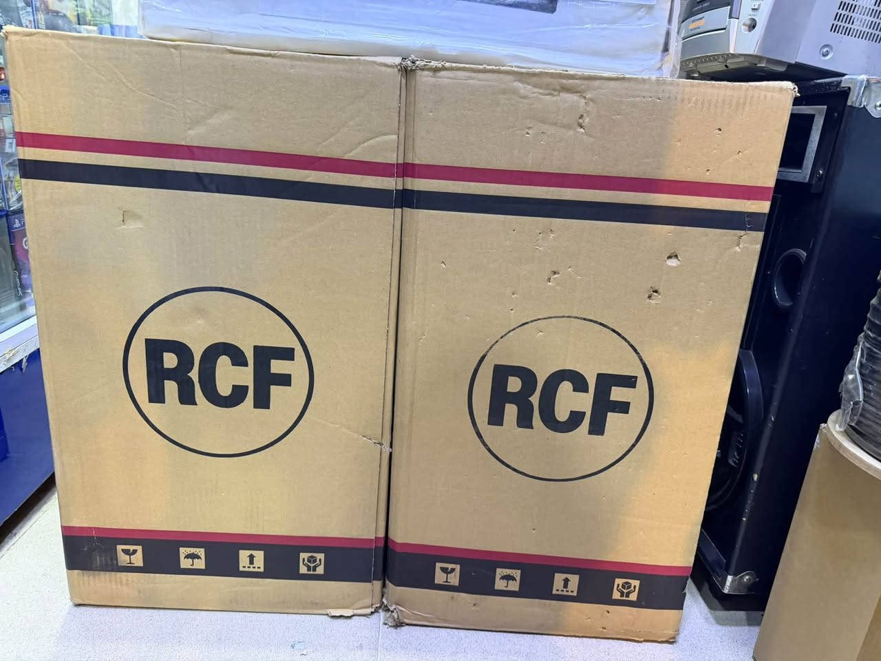 منظومه كامله جديده لوك بالكارتون كلشي جديد جهاز مكسر ايراني خطين مع زوج سماعات RCF. 12 انج جديد مع مايك و كيبلات توصيل موجود ***********

