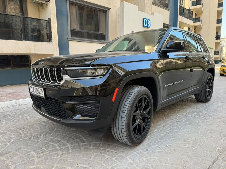 للبيع جيب كراندشيروكي 2023 بانزين6 سلندر سيارة تراي زيرووو  ب 280 ورقة
✅ اللون: أسود
✅ الحالة: حادث فقط جاملغ بدون صبغ مبدل نفس اللون مع العلم السيارة فقط جاملغ  بدون أي صبغ في هيكل السيارة، والسيارة بحالة ممتازة. دعاميات بلادية لايتات اصلية 
✅كير محرك كهربائيات كفالة 
✅ تحويل ثاني يوم 

أبرز المواصفات:
🔹 محرك 3.6لتر تنفس طبيعي قطرة دونز مابيها بقوة 293 حصان. 
🔹 ناقل حركة أوتوماتيكي 8 سرعات.
🔹 نظام دفع رباعي Quadra-Trac II.
🔹 إمكانية القيادة  لتوفير الوقود.
🔹 شاشة لمس تدعم Apple CarPlay وAndroid Auto لاسلكياً.
🔹 شاشة عدادات رقمية.
🔹 مقاعد جلد كهربائية مع تدفئة للمقاعد الأمامية.
🔹 مقود مدفأ متعدد الوظائف.
🔹 تشغيل بصمة (Keyless Entry & Push Start).
🔹 كاميرا خلفية مع حساسات أمامية وخلفية.
🔹 مثبت سرعة ذكي مع أنظمة أمان متقدمة.
🔹 نظام المحافظة على المسار، والتحذير من الاصطدام، ومراقبة النقطة العمياء.
🔹 مكيف أوتوماتيكي ثنائي المناطق.
🔹 مصابيح LED أمامية وخلفية.
🚗 سيارة تجمع بين الفخامة، الأداء القوي، والاقتصاد في استهلاك الوقود، ومناسبة للاستخدام اليومي والسفر.
📍 الموقع: بغداد المنصور 

📞 للاستفسار والتواصل ***********

للجادين فقط.
