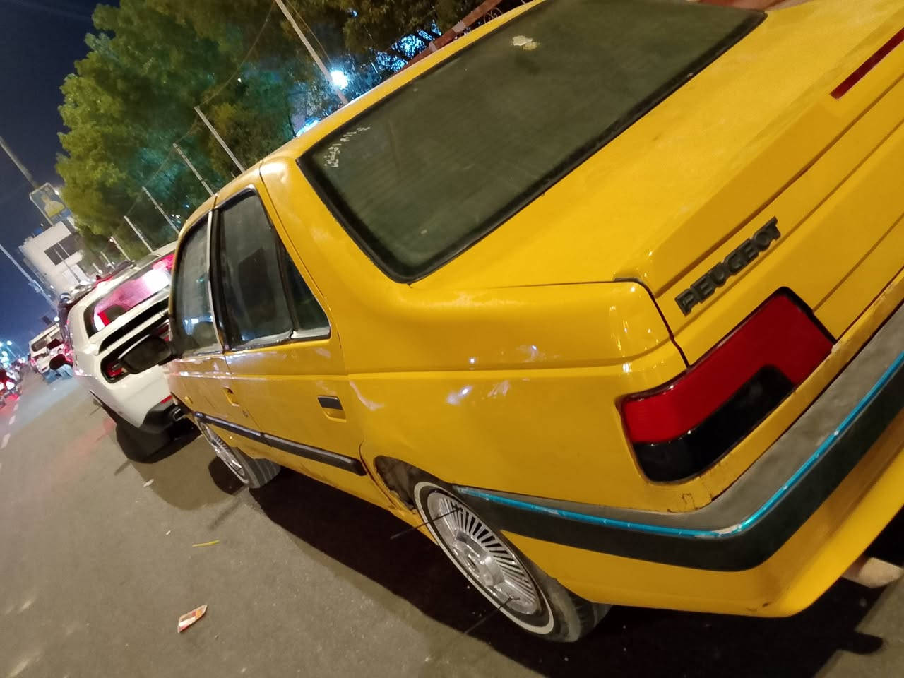 سلام عليكم سياره بيجو 405موديل10سياره جاهزه من كلشي كير مكينه شرط كفاله حداديه أماميه خلفيه 100%تخم تاير خط أبيض /تحويل ثاني يوم سياره مرتبه بيع أو مراوس 
متواجد واتساب وخط ***********رقمي بيع مال محتاج ومناسبه كلش سعر 26وبيها مجال
