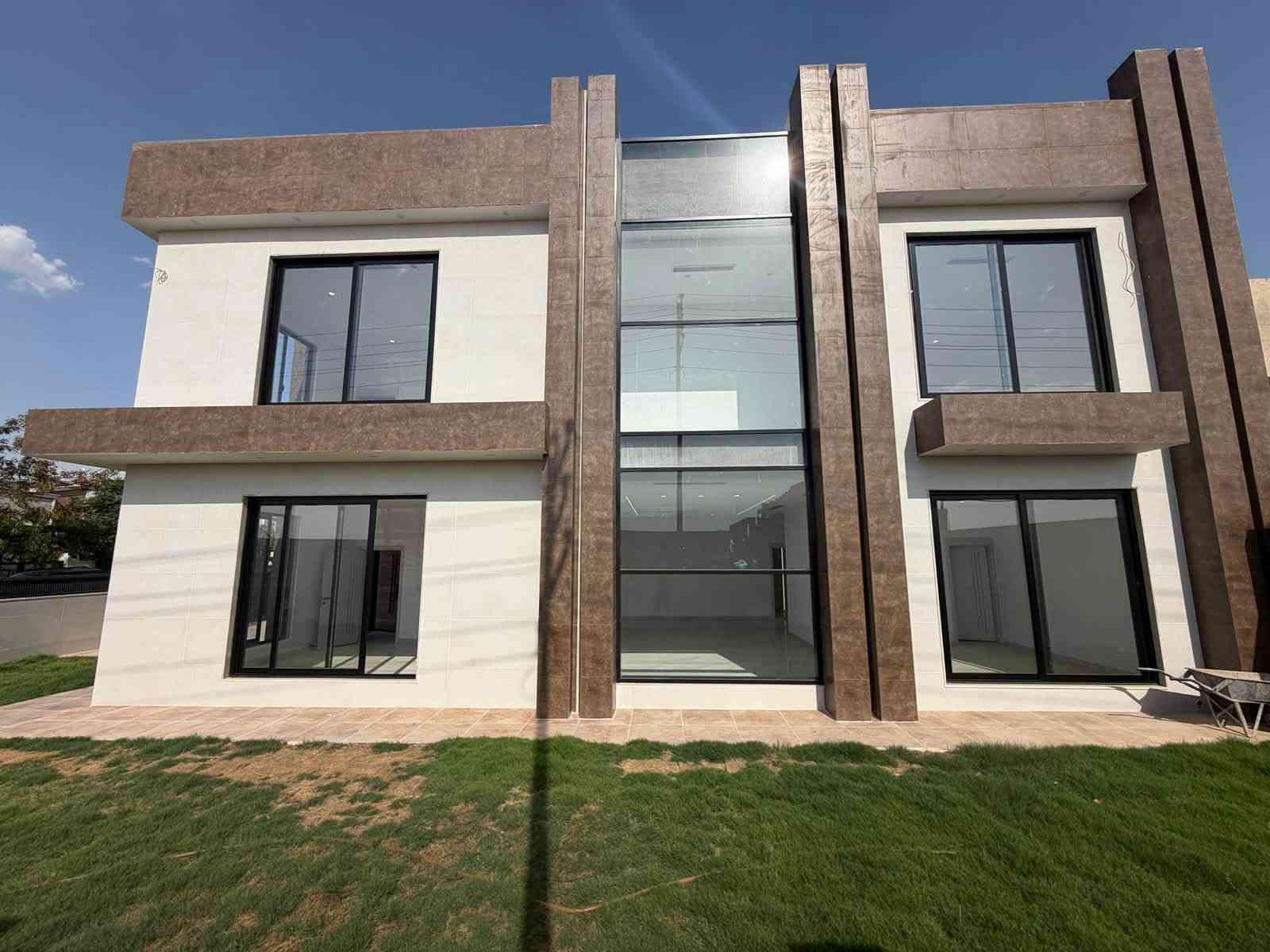 بيت للبيع | كنجان ستي
مساحة 250م² + 150م² حديقة 🌿
📍 ركن مميز | واجهة مودرن راقية

✨ 5 غرف نوم ماستر
🛋️ صالتان واسعتان
🍽️ مطبخ حار + بارد
🏠 استقبال أنيق
🌳 حديقة واسعة تمنحك خصوصية ومساحة مثالية للعائلة

مساحة، خصوصية، وتصميم يليق بأسلوب حياتك 

رقم الاتصال او واتساب 
***********
