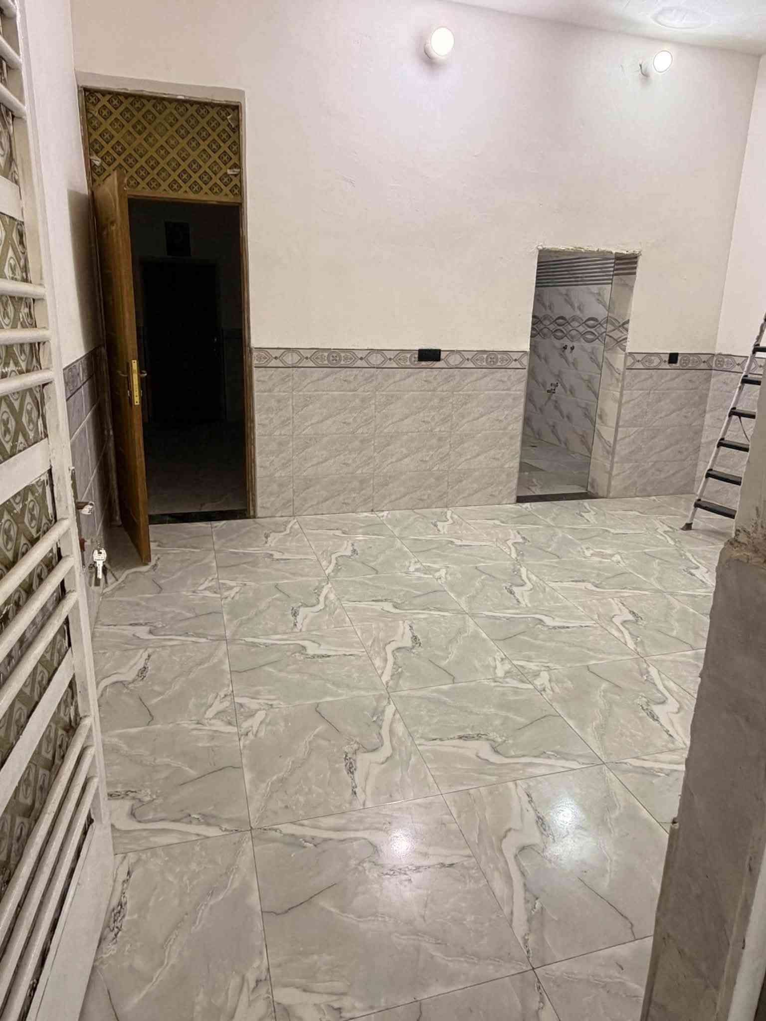 سلام عليكم البيت البيع العنوان النهروان قرب الصيطره شارع تار تار مساحه 230 يتكون من غرفتين نوم 4 في 5 صاله 4 في 7 مطبخ 4 في 5 مطبخ حار 4 في 3 درج داأري حمام او صحيات داخليه وستقبال 7 في 4 كراج جبير صحيات خارجيه بيت بنا حديث السعر خاص الستفسار انتصلل عل رقم بيه وتساب او نتصال *********** البيت خط 3 تقريب 400 متر عن شارع عام الشراي بخدمته ينتصل يدلل
