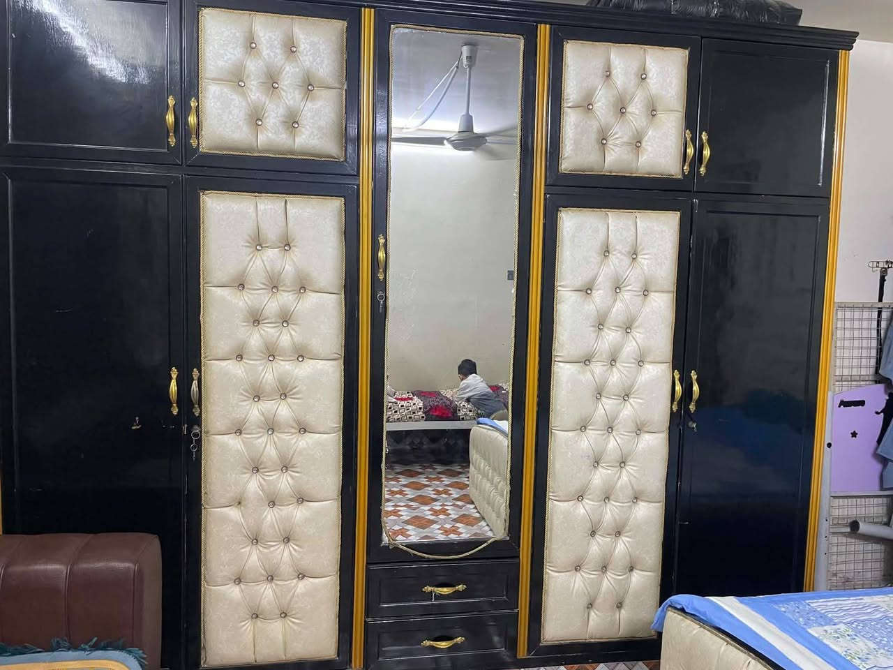 السلام عليكم غرفه صاج مبيها اي شي نضيفه العنوان بغداد التراث شارع 60 السعر 500 بيها مجال ***********
