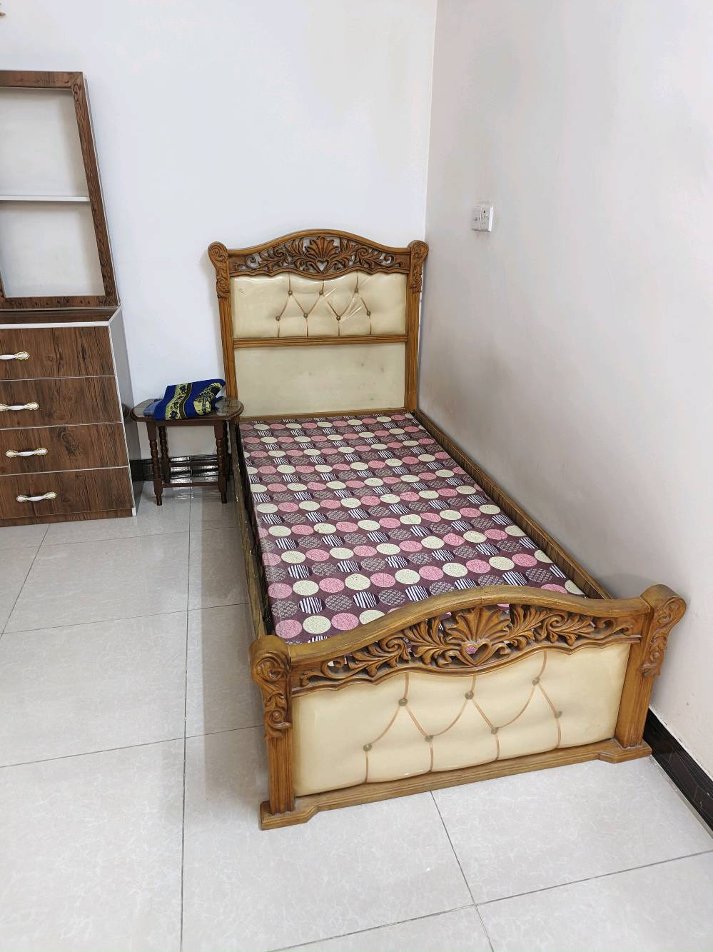 غرفة نوم عراقية مستعمله استعمال قليل للتواصل و الاستفسار على رقم الواتساب *********** الموقع - بغداد - الدوره