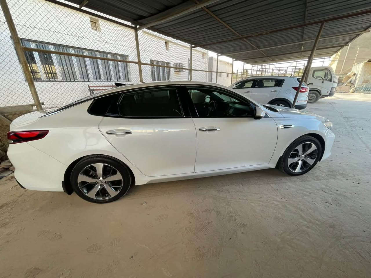 Kia optima GT line 2016 خليجي
مواصفات ال GT معروفة
ماكو داعي اذكرها لانه هواية
( فول مواصفات للاخير من كلشي )
عداد ٤٠ الف كم حقيقي 
مكفولة كفالة عامة شاصي ومحرك 
اكو بعض الملاحظات بالدعاميات 

سعرها 175$
وبيها مجال .
مكانها بغداد ، المنصور 
رقم صاحب السيارة 
***********
