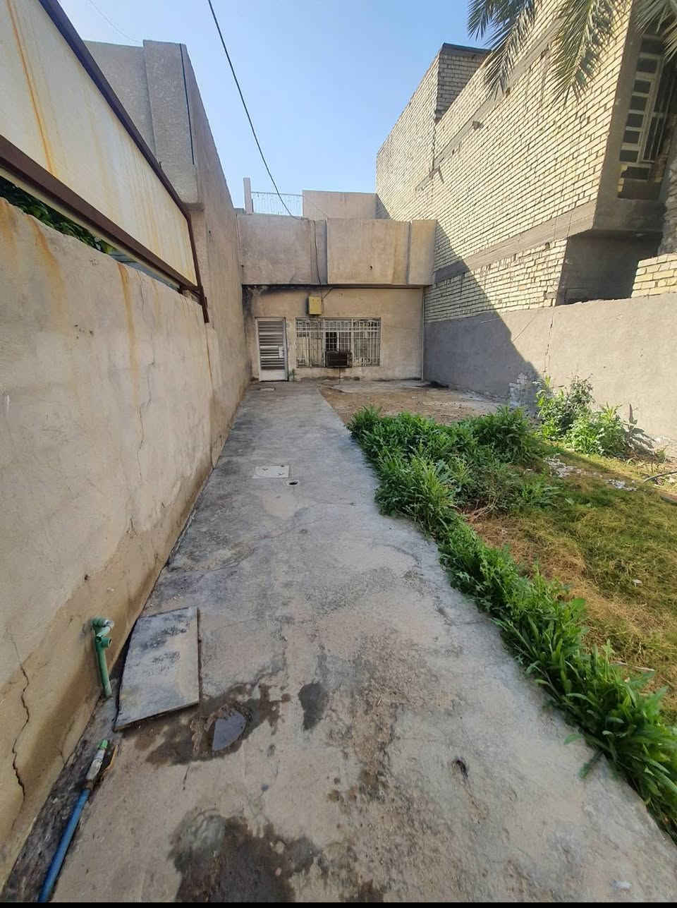 دار للبيع 
المساحة 150 الواجهة 7.5 النزال 20 

الدار طابقين يحتوي الطابق الاول على غرفة نوم و مطبخ و ( حمام و تواليت ) و حديقة و ترك خلف البيت و يحتوي الطابق الثاني على غرفة نوم و سطحين 

السعر النهائي 175 مليون 

للاتصال على رقم ***********

