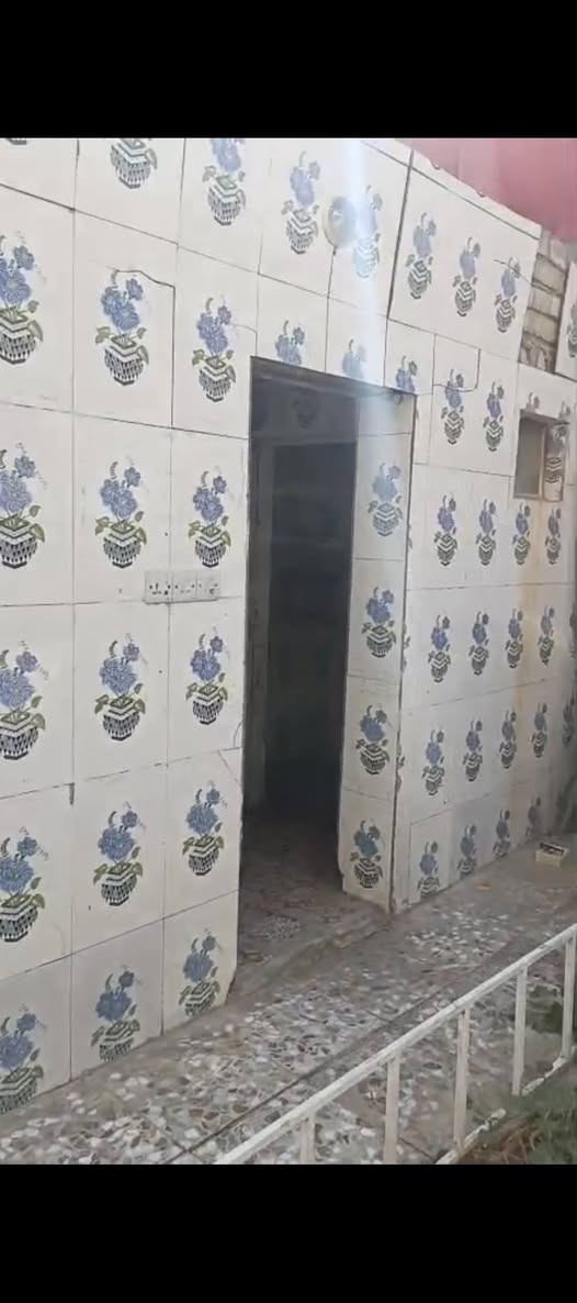 بيت للاجار 130متر 
حي ميسان مقابل مصرف الدم مباشر 
منطقه هادئة ومحترمة 
غرفتين كاملات + مطبخ + حمامات + باقي المساحه طارمه + حديقه صغيره 
مطلوب عائلة صغيره تسكنه 
للتواصل *********** النجف, العراق
