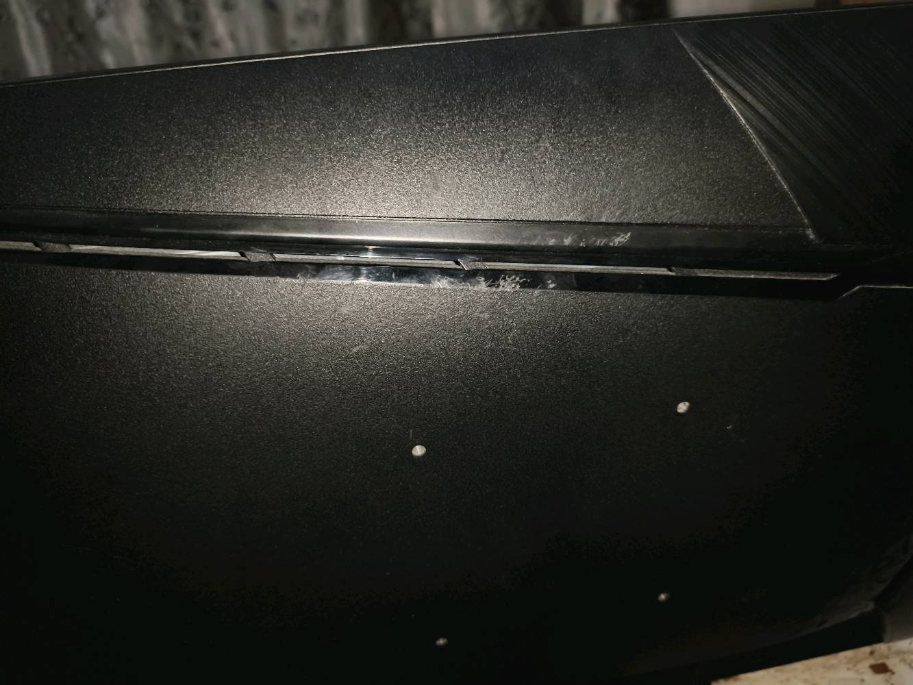 شاشة قيمنق MSI MAG 275QF دقة 2K وتردد 180Hz (أخت الجديدة) مابيها مشاكل اطلاقا
هل بيها أي خدوش أو آثار استخدام غير اللي مبينة بالصور، خصوصًا على الحافة العلوية والظهر؟: 
لاتوجد مشاكل فقط خدش صغير لي ورة ولا يؤثر على تجربة الأستخدام وحتى لايذكر لانه جدا صغير
بعدها عليها ضمان لو لا؟ وإذا إيه، شكد المدة ومنو الوكيل/اسم الضمان؟: 
الضمان مال شركة خلصان بس اني اضمنها الك
شنو الملحقات اللي وياها بالضبط: القاعدة، السلك، HDMI/DisplayPort، الكرتون الأصلي، وكلشي كامل؟: 
كل الملحقات مع الشاشة 
وين موقعك بالضبط بالعراق؟ وهل عندك توصيل أو فحص مباشر قبل الشراء؟: 
موقعي بغداد ويوجد توصيل
