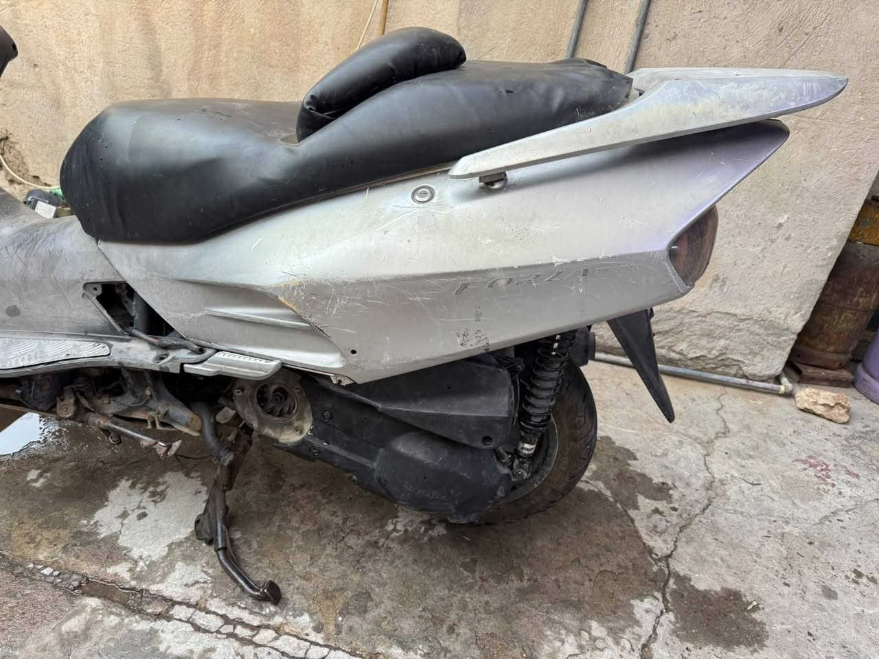 دراجه ناقصه بس سنتر مكينه  سلدنر كامل جديد هو وزناجيل بيه تجفيته كامله حت كور جديد ***********
