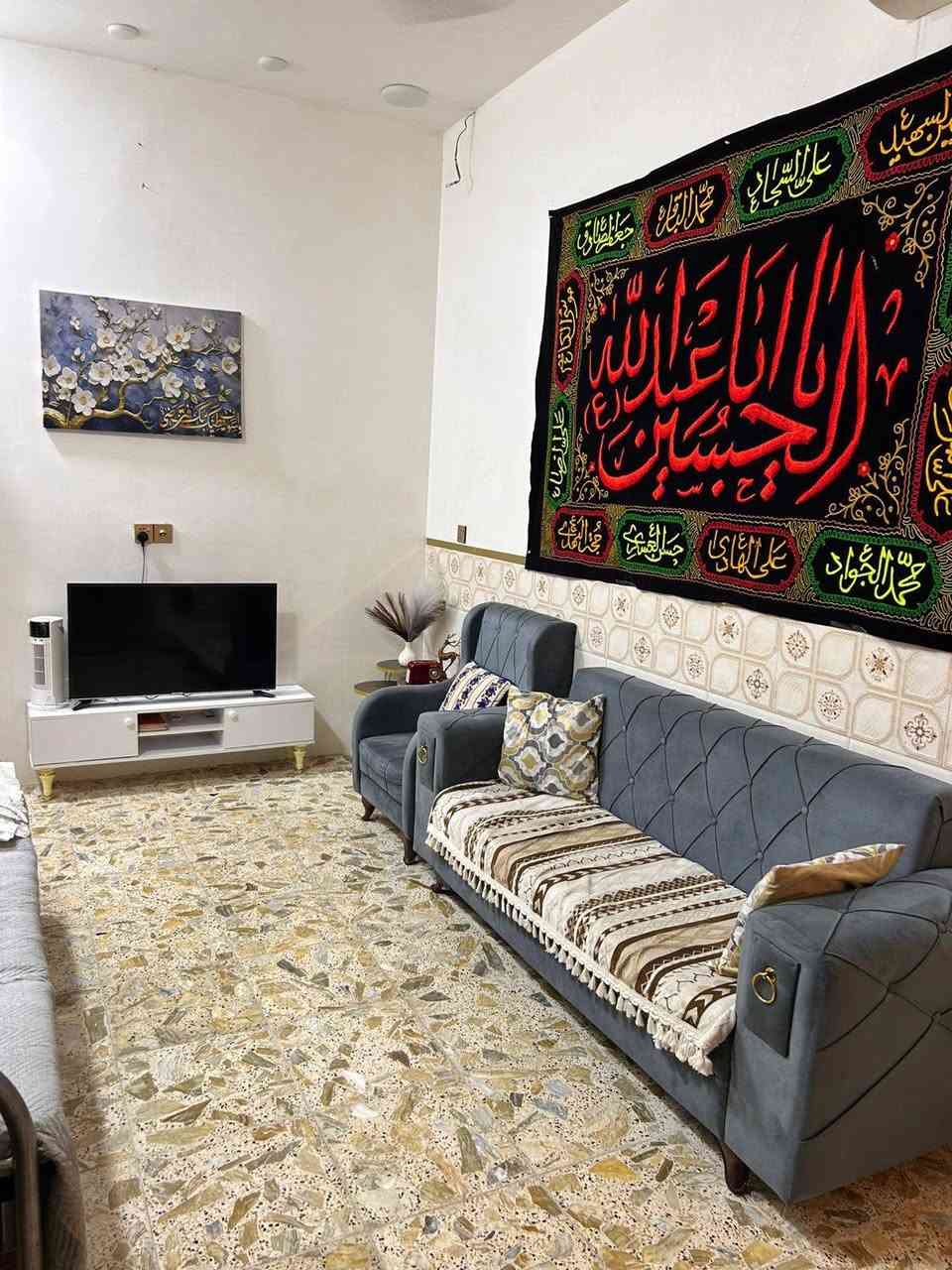 السلام عليكم 
بيت للبيع الشعلة الدوانم شارع ابو الدهن الفرع الثالث المساحة 100 متر الوجه 6 ونص والنزال 16 البيت كامل من كلشي وبناء حديث 2024 الطابق لاول يحتوي على استقبال + غرفة نوم 1 + ملحقات الطابق الثاني يحتوي على 3 غرف نوم + حمام مشترك السعر 130 مليون وبي مجال الهاتف ***********
