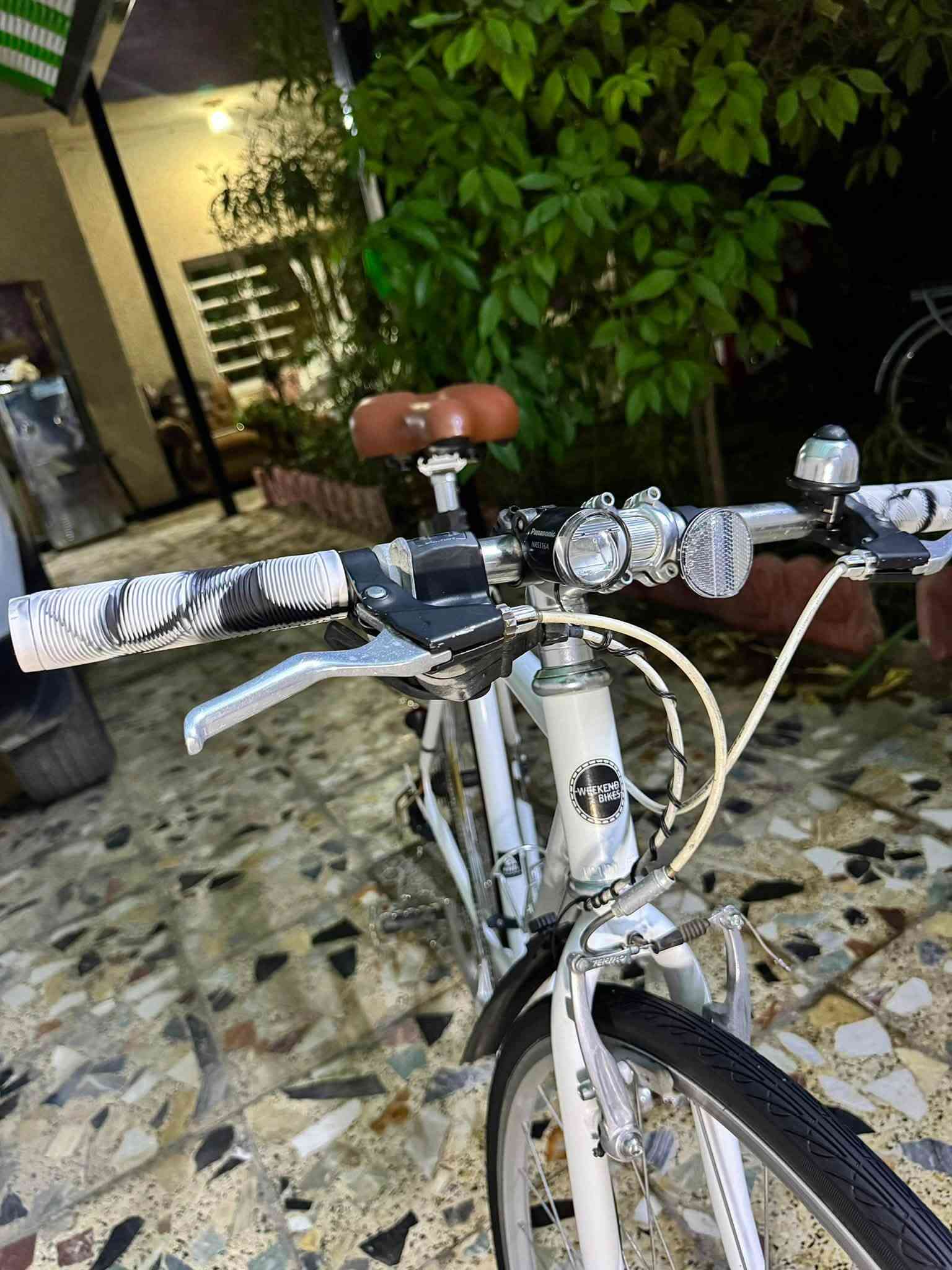 السلام عليكم بايسكل c700 نظافه٩٩٪؜💥وبسعر جداً مناسب🔥🔥فريم لارج 🚴🏻‍♂️🚴🏻‍♂️
‏WEEKEND BIKES - وهي ماركة يابانية مشهورة بدراجات المدينة الكلاسيكية
الرقم التسلسلي للشاصي الظاهر: 121B0360
المواصفات الكاملة:

1. الهيكل (Frame):
•  النوع: دراجة مدينة - City / Urban Bike - كلاسيك
•  المادة: ألمنيوم خفيف الوزن - خالي من الصدأ
•  اللون: أبيض لؤلؤي
•  التصميم: فريم كلاسيكي مستقيم مريح للظهر

2. نظام القيادة (Groupset):
•  عدد السرعات: 7 سرعات خلفية
•  ناقل الحركة الخلفي: Shimano Tourney ياباني أصلي
•  شفترات السرعة: Shimano Trigger شفترات ضغط أصابع

3. نظام الفرامل (Brakes):
•  النوع: فرامل V-Brake
•  الماركة: Tektro ألمنيوم أصلي - قوية جداً
•  مقابض الفرامل: ألمنيوم فضي

4. العجلات والإطارات (Wheels):
•  مقاس العجلة: 700C × 32 - مقاس 28 إنش - المقاس الأكثر انتشاراً والمريح
•  الطوق (الرنكات): ألمنيوم فضي خفيف
•  الهب الأمامي: دينمو هب - Dynamo Hub لتوليد الكهرباء للإنارة تلقائياً بدون بطاريات

5. الإضافات والاكسسوارات:
•  المقود: مستقيم - Flat Bar - مريح مع قبضات جديدة أبيض وأسود
•  الكرسي: كرسي عريض ومريح جلد لون بني فاتح - كلاسيكي مع سبرنكات لامتصاص الصدمات
•  عمود الكرسي: ألمنيوم مع قفل سريع لسهولة تعديل الارتفاع
•  إنارة أمامية: لايت LED يعمل على الدينمو + عاكس ضوئي

🟡 السعر ١٦٥ قفل 🔥🔥مكاني بغداد الأورفلي 

☎️رقمي ***********
