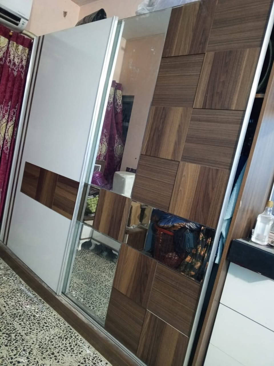 السلام عليكم غرفه تركية ٧ قطع مع دوشك للبيع مكانها بغداد حي البنوك السعر ٤٠٠ وبيها مجال رقم الهاتف ***********
