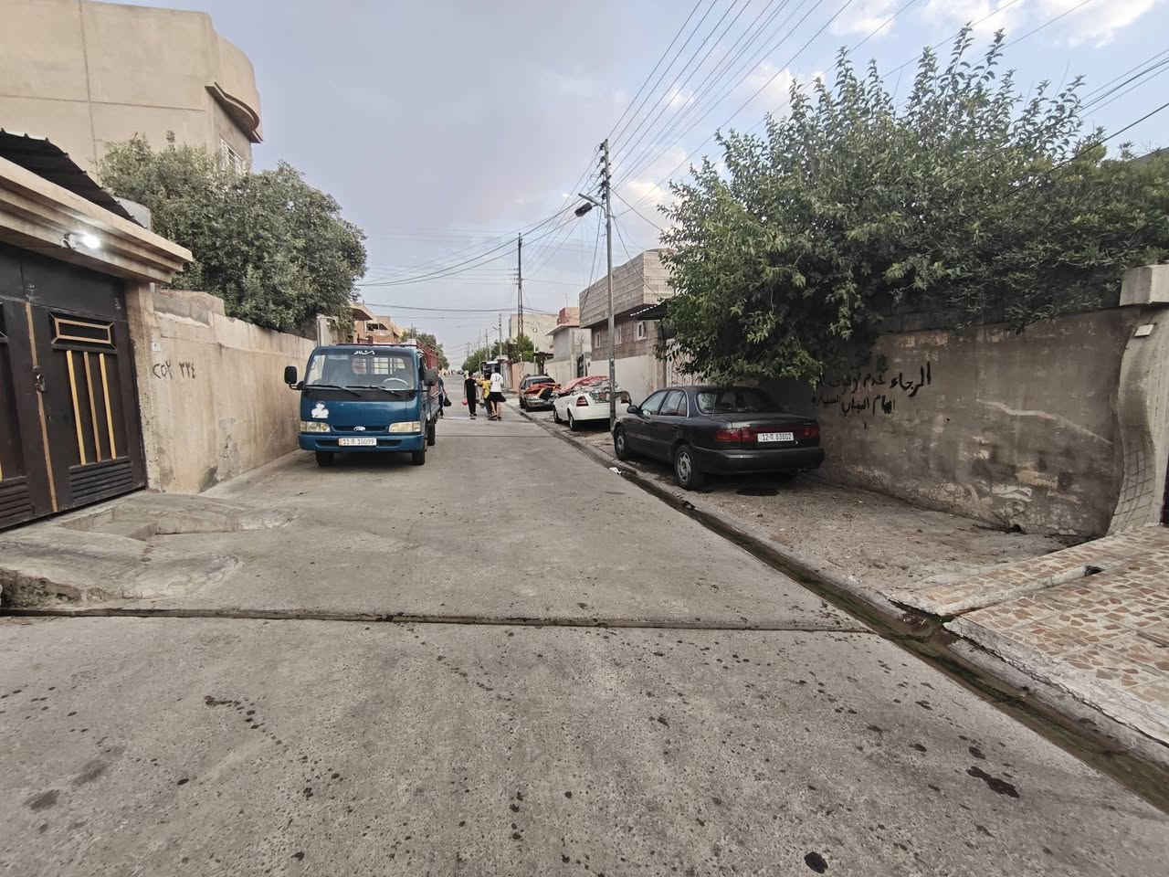 دار للبيع حي الزهراء المساحة 200 متر نظيف جدا
قرب جامع السراج المنير
يتكون الدار من غرفتي وهول 
وستقبال ومطبخ وصحيات 
للستفسار ***********
***********
مكتب ارض الفرات سايدين حي صدام قرب حلويات حامد الحسيني

