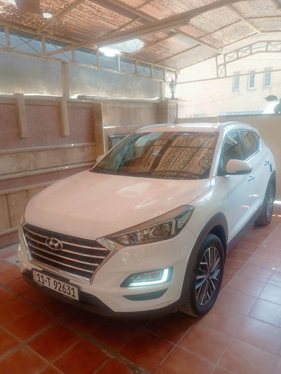 HYUNDYI TUCSON(وكالة القاصد)
الموديل :-2019
عداد المسافة :-70000 كم
حجم المحرك :-2000 doch 
لوحات التسجيل :- بغداد بأسمي سنوية مجددة 2029 
المواصفات :-
1- بصمة ابواب وصندوق وتشغيل
2- نظام ترحيب عند الاقتراب
3- كرسي السائق كهرباء
4- كشنات جلد
5- شاشة اصلية +كامرا خلفية
6- اريل نفكيتر
7- شاحن واير ليس 
8- وبقية المواصفات الاساسية .
السعر :-18.500$ قابل للتفاوض
العنوان :- شارع فلسطين - حي المهندسين
للتواصل :-***********
السيارة مكفولة من الحادث والبارد والصبغ
