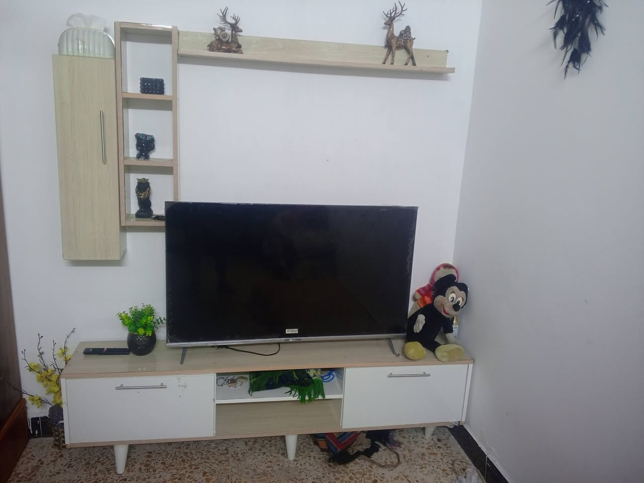 سلام عليكم ميز مال بلازمة للبيع ديكور كلش حلو سعر 75وهاذا رقمي ***********وتساب فيس مامتوفر
