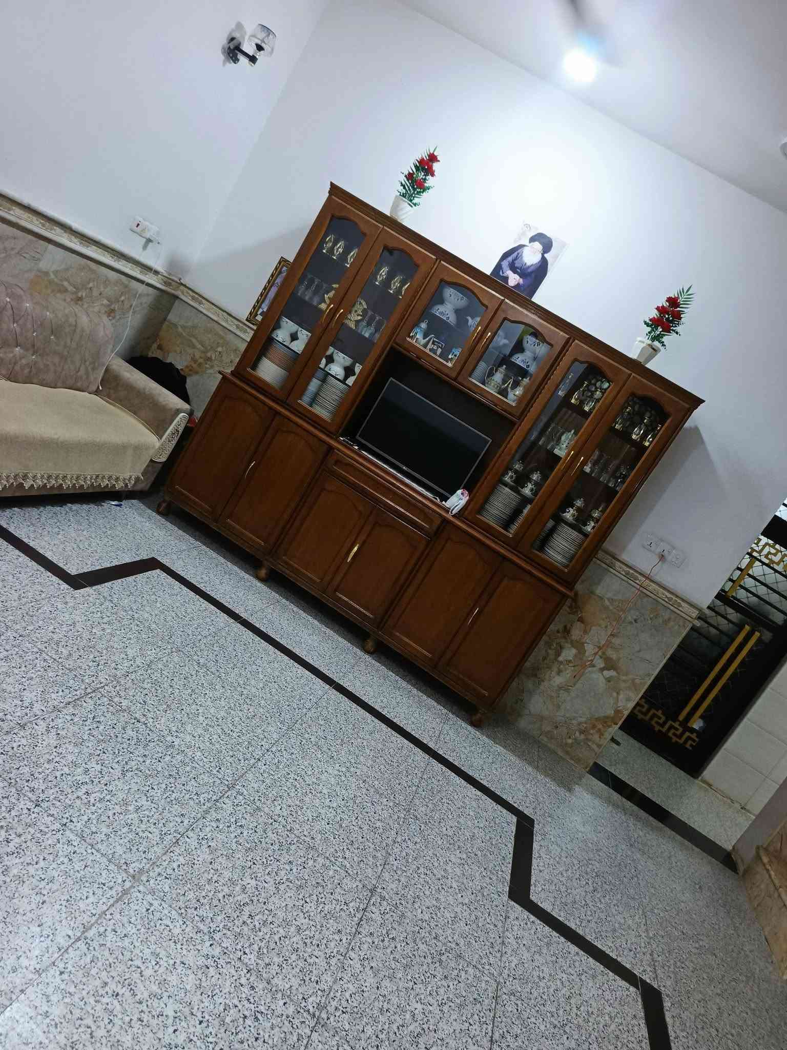 ياالله
سلام عليكم 
البيت البيع طابو صرف
مساحه((150)) متر بناء حديث
البيت طابقين 
يحتوي طابق أول 
استقبال وصاله ومطبخ وغرفة نوم
صحيات داخليه وصحيات خارجيه
طابق ثاني يحتوي على
ثلاث غرف نوم معه صحيات وصاله 
حي لحسين خلف مدينه ترفيهيه 
استفسار اتصل ((***********)) ((***********)) 
اخوكم أبو عراق الحلفي....
