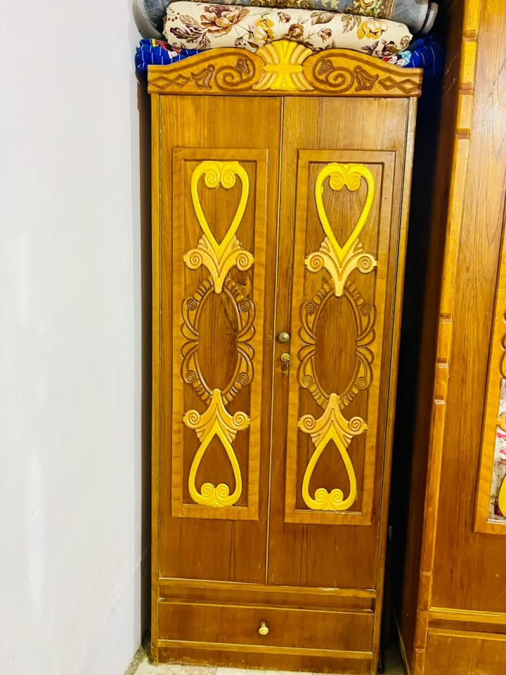 غرفة اخشاب صاج الاصلي خشبهه متانته وقوته وثگله تجي وتشوف بعينك  كنتور ابو الست بوب الحجم الكبير والچرباية ام تاج مثل ماتشوف السعر 700الف وبيهه مجال حك الجية  متواجداتصال عالخط أو واتساب الرقم ***********
