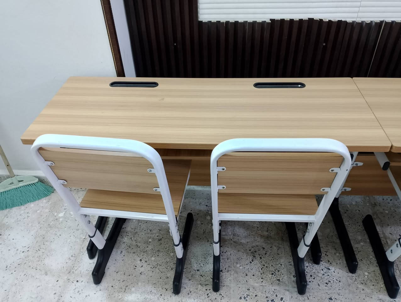 أربع رحلات دراسية ماركة تركيا، لكل رحلة كرسيين 
المجموع: 8 كراسي 
الرحلات خشبية وبحالة جيدة جداً تنفع للإستخدام الشخصي اليومي وتنفع أصحاب المعاهد الدراسية
السعر: 125 ألف للرحلة الواحد 
و 400 ألف لأربعتهم
العنوان: البصرة / الجنينة ولايوجد توصيل
الرقم: ***********
